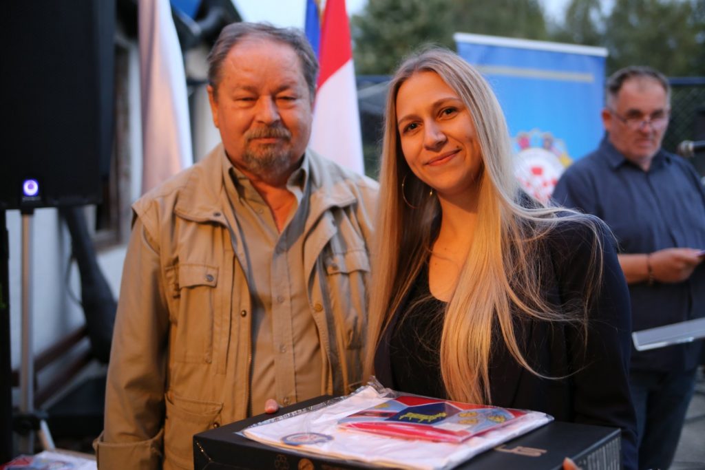 IMG-16729ac36f951b7911f110e18b4020db-V